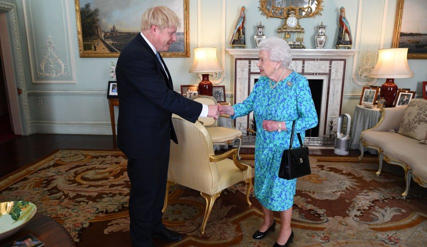 الملكة اليزابيث تكلف جونسون بتشكيل حكومة جديدة في بريطانيا