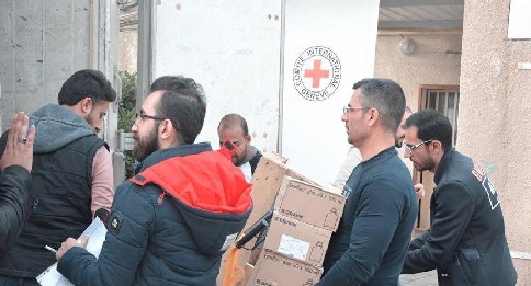 مساعدات طبية من الصليب الأحمر لعلاج المتظاهرين في الناصرية