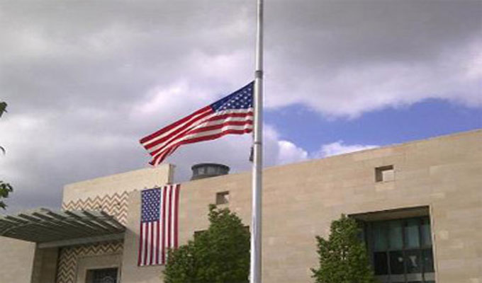 إجلاء الموظفين غير الأساسيين في السفارة الأمريكية