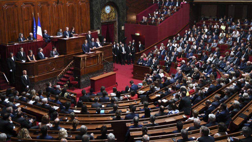 المعارضة الفرنسية تفشل في حجب الثقة عن حكومة ماكرون