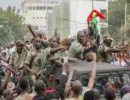 قادة “انقلاب مالي” يدعون إلى انتخابات “خلال مهلة معقولة”