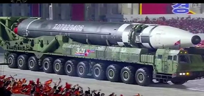 كوريا الشمالية تعرض صاروخا باليستيا جديداً
