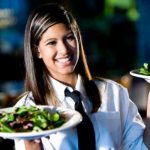 فرحة نادلة و”نذالة” صاحب المطعم