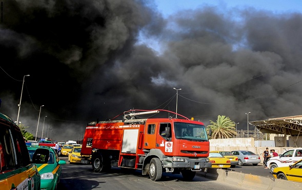 اندلاع حريق ضخم في مخازن تجارية في منطقة الكرادة