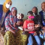 طفل سيراليوني يلتقي بعائلته بعد فراق 3 سنوات عاشها في تونس