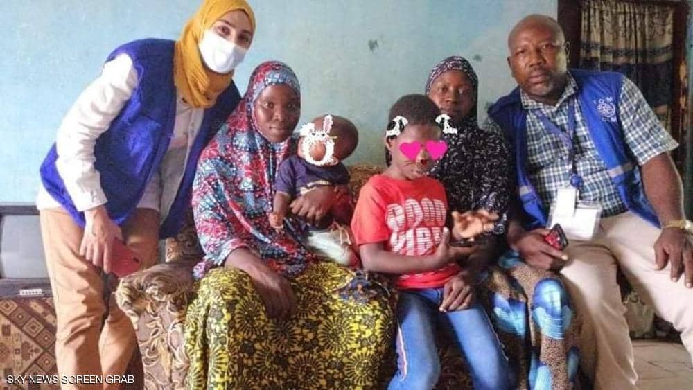 طفل سيراليوني يلتقي بعائلته بعد فراق 3 سنوات عاشها في تونس