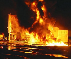 اخماد حريق ضخم داخل الشركة العامة للزيوت جنوبي بغداد