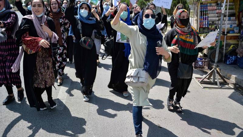 “سئمنا الجهل” من شعارات تظاهرة الأفغانيات في كابول