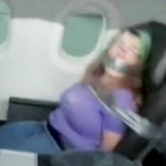 غرامة مالية على امرأة هاجمت طاقم طائرة