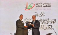 رئيس اتحاد الصحفيين العرب مؤيد اللامي يكرم بجائزة الرواد على مستوى الوطن العربي