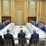 وزير الخارجية يؤكد على الكفاءة والإخلاص في عمل الوزارة