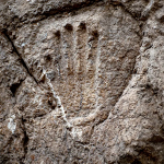 نقش لكف يد يحير علماء الاثار تحت أسوار القدس القديمة
