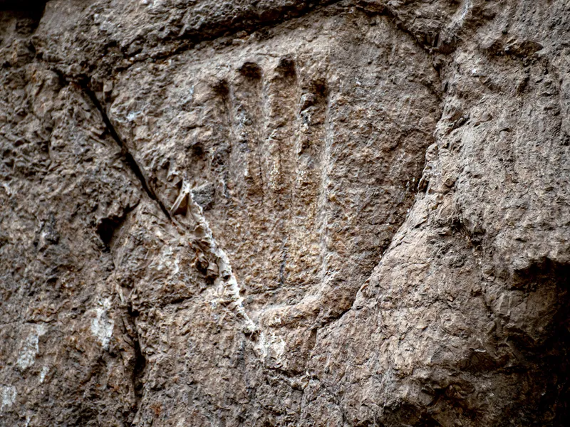 نقش لكف يد يحير علماء الاثار تحت أسوار القدس القديمة