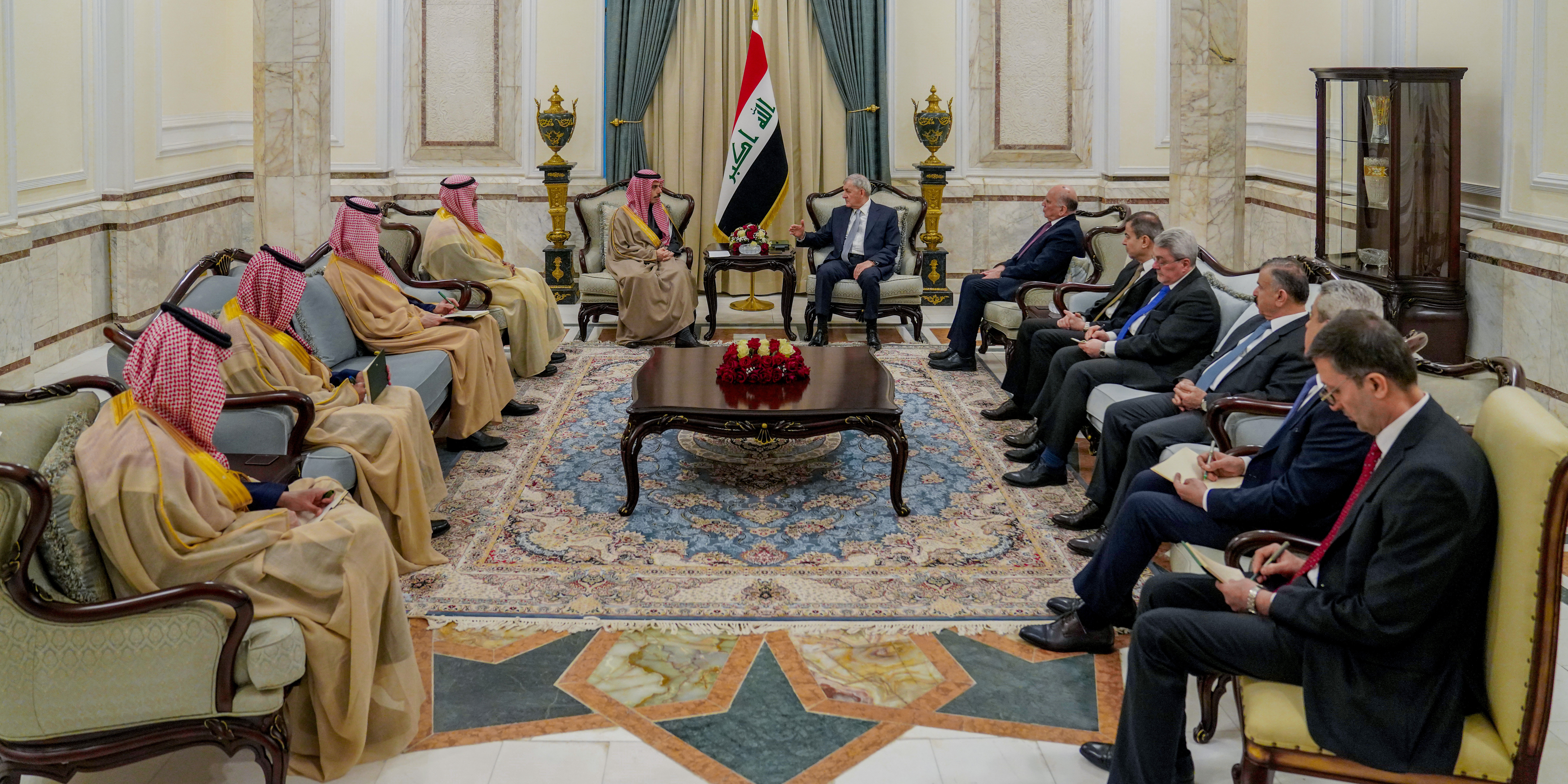 العراق والسعودية يؤكدان على تعزيز التعاون بينهما في كافة المجالات