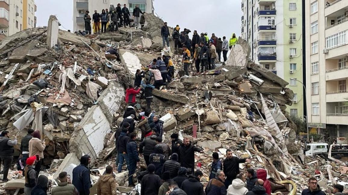 اردوغان:ارتفاع قتلى الزلزال إلى 912 والبحث ما زال مستمرا