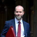 السوداني يخدم الاقتصاد البريطاني بمبلغ (15) مليار دولار