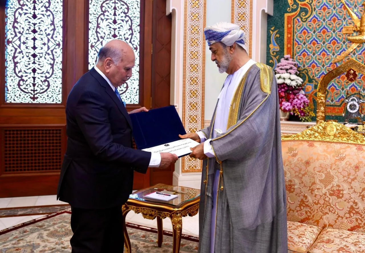 سلطان عُمان يتسلم دعوته لحضور القمة العربية في بغداد