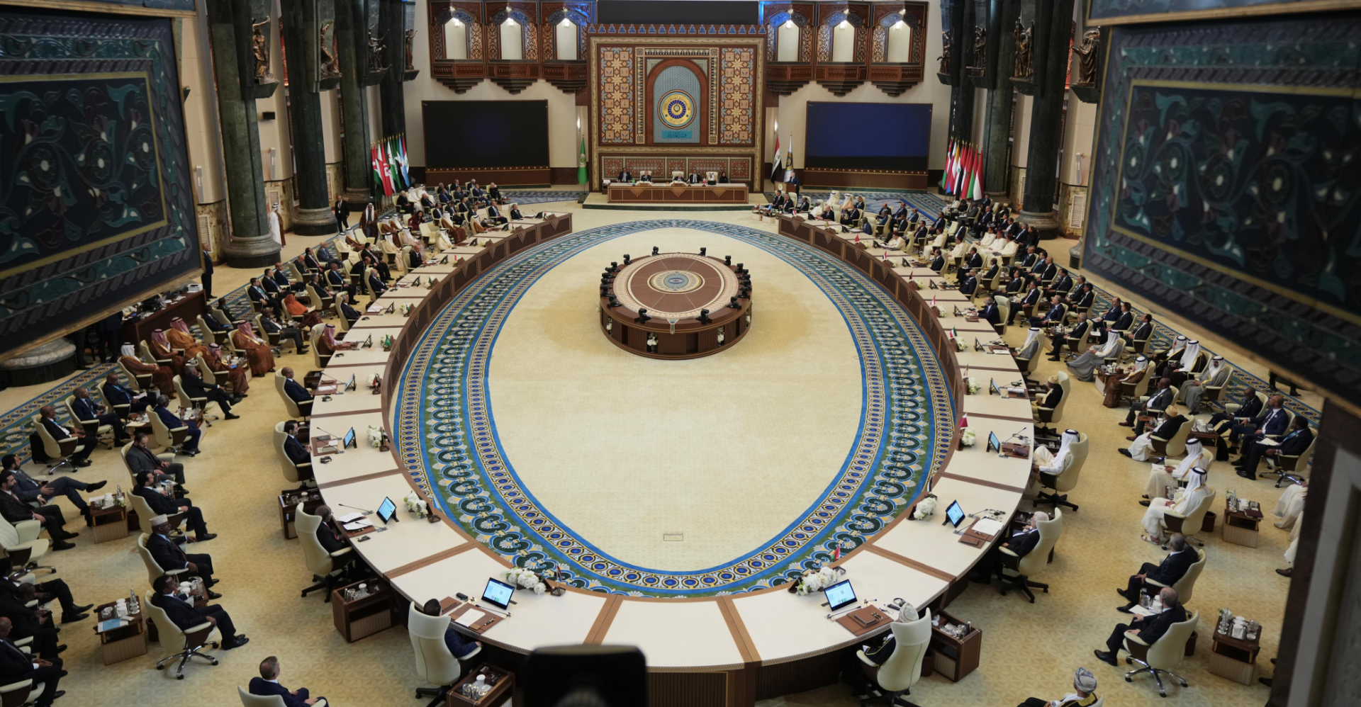 نائب إطاري يدعو السوداني إلى التعامل بالمثل مع الدول العربية التي حضرت للقمة بمستويات أدنى