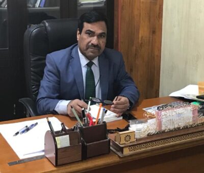 خبير اقتصادي:الإيرادات النفطية للشهر الماضي ” كافية” لسد الرواتب ونفقات الشركات النفطية