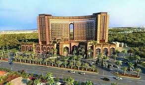 السوداني يطلع على فندق ” قلب العالم” في بغداد الذي سيستضيف وفود القمة العربية