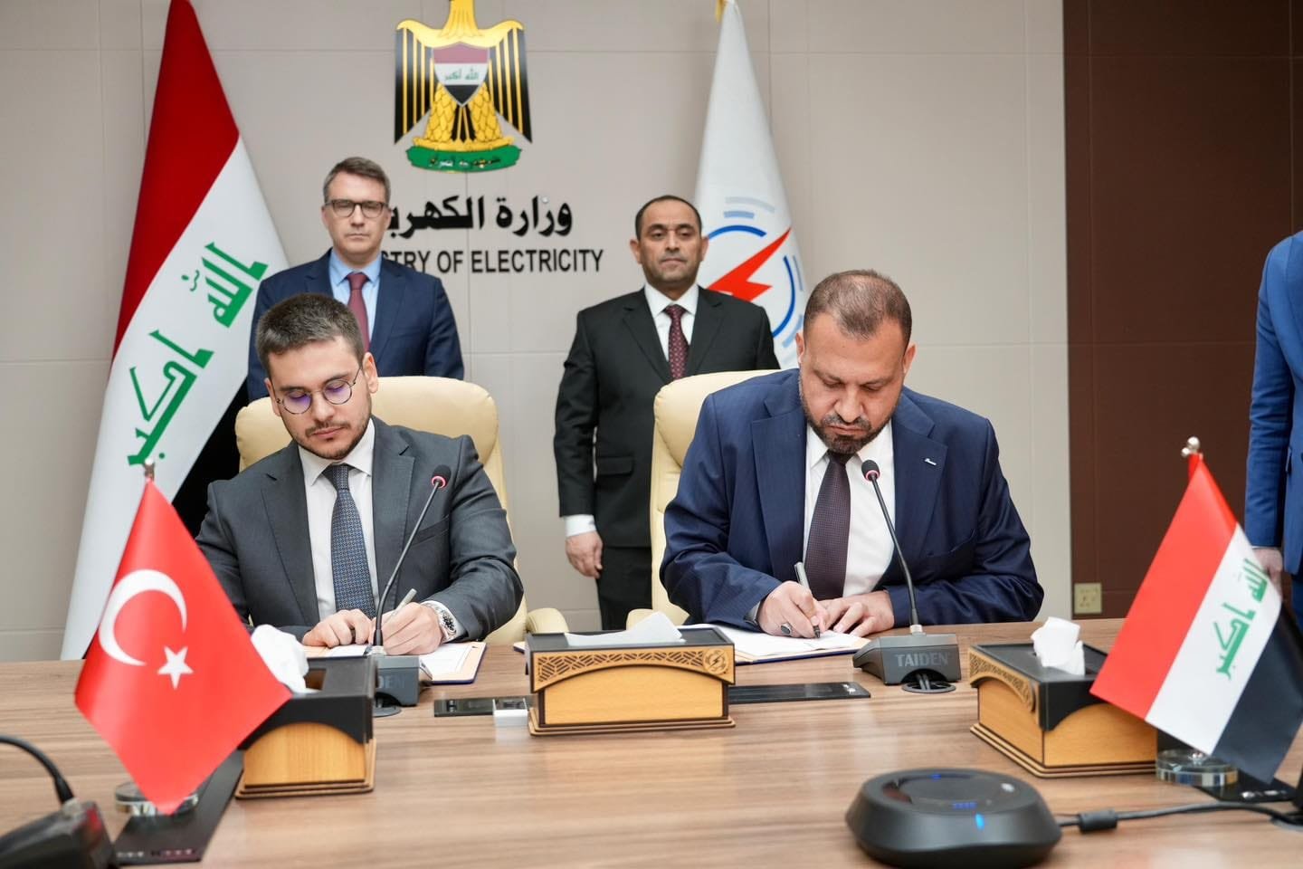 عشرات العقود مع وزارة الكهرباء والبلد ما زال بلا كهرباء