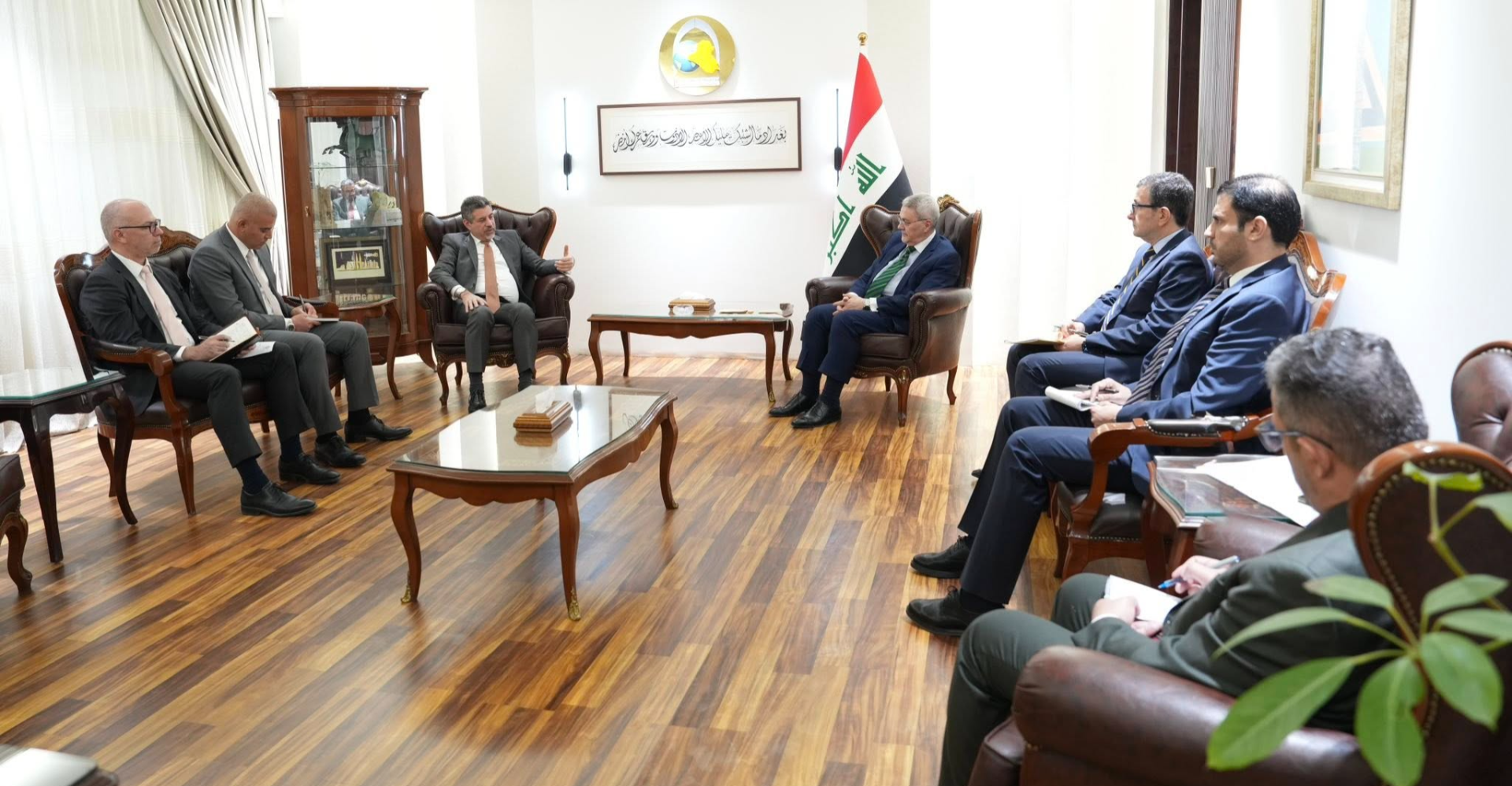 العراق يرجو من أمريكا بإيقاف الحرب على إيران