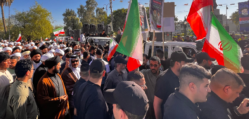تظاهرة لعمائم الخيانة ومنتسبي الحشد في بغداد رافعين العلم الإيراني لنصرة بلدهم إيران