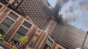 وزارة الداخلية تعلن سيطرتها على حريق فندق”قلب العالم” وسط بغداد