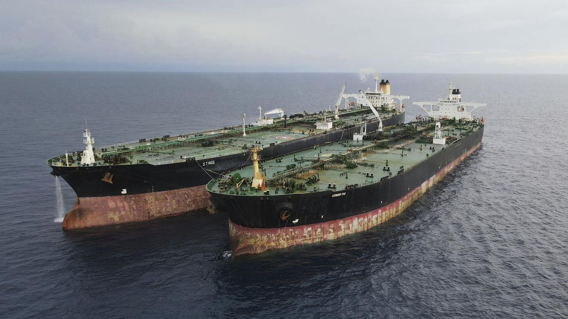 بيانات دولية:العراق ما زال يهرب النفط الإيراني عبر ناقلات نفط “ظلية”