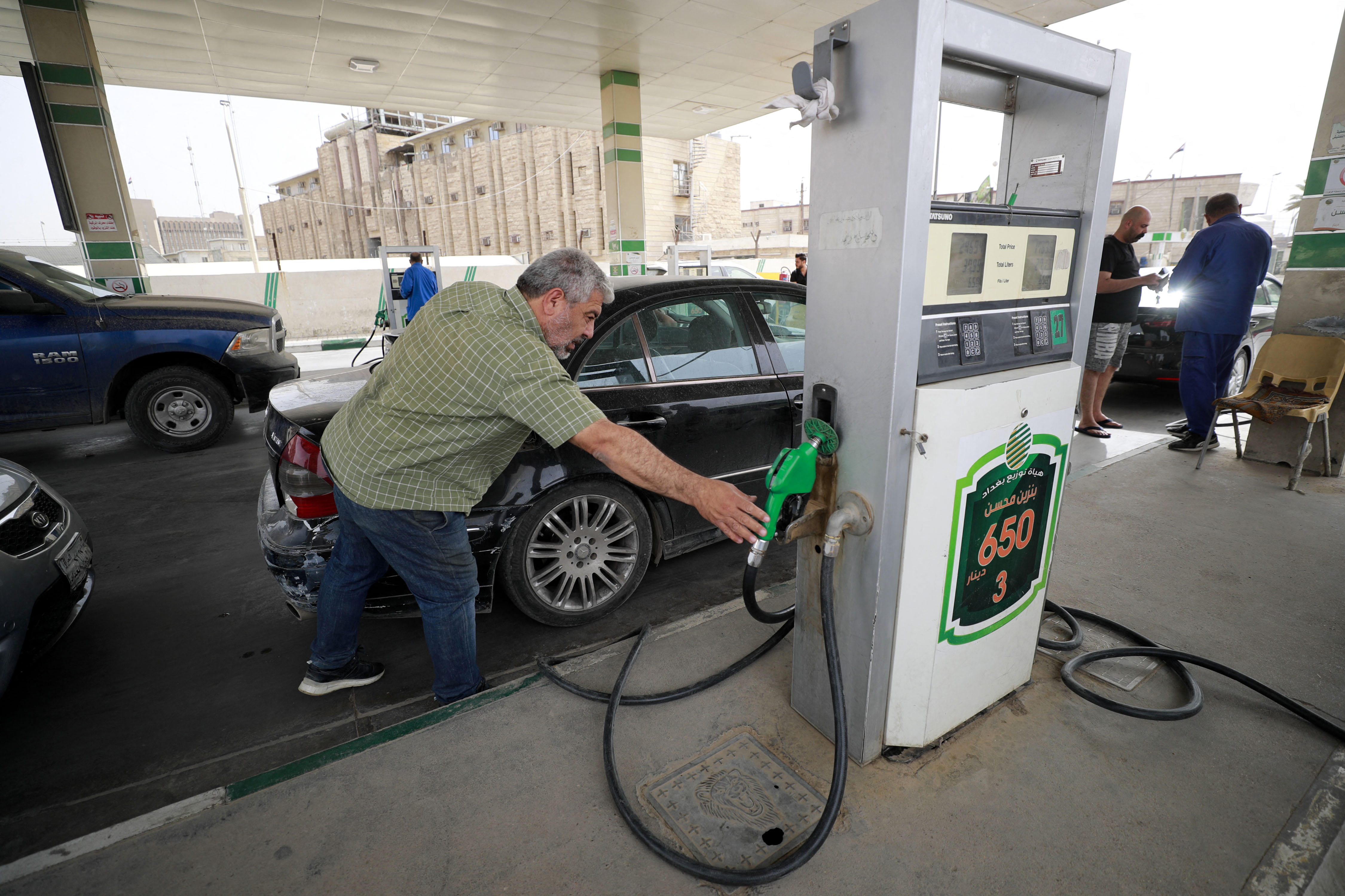 خبير اقتصادي:العراق ضمن الدول الأغلى عربيًا في أسعار البنزين