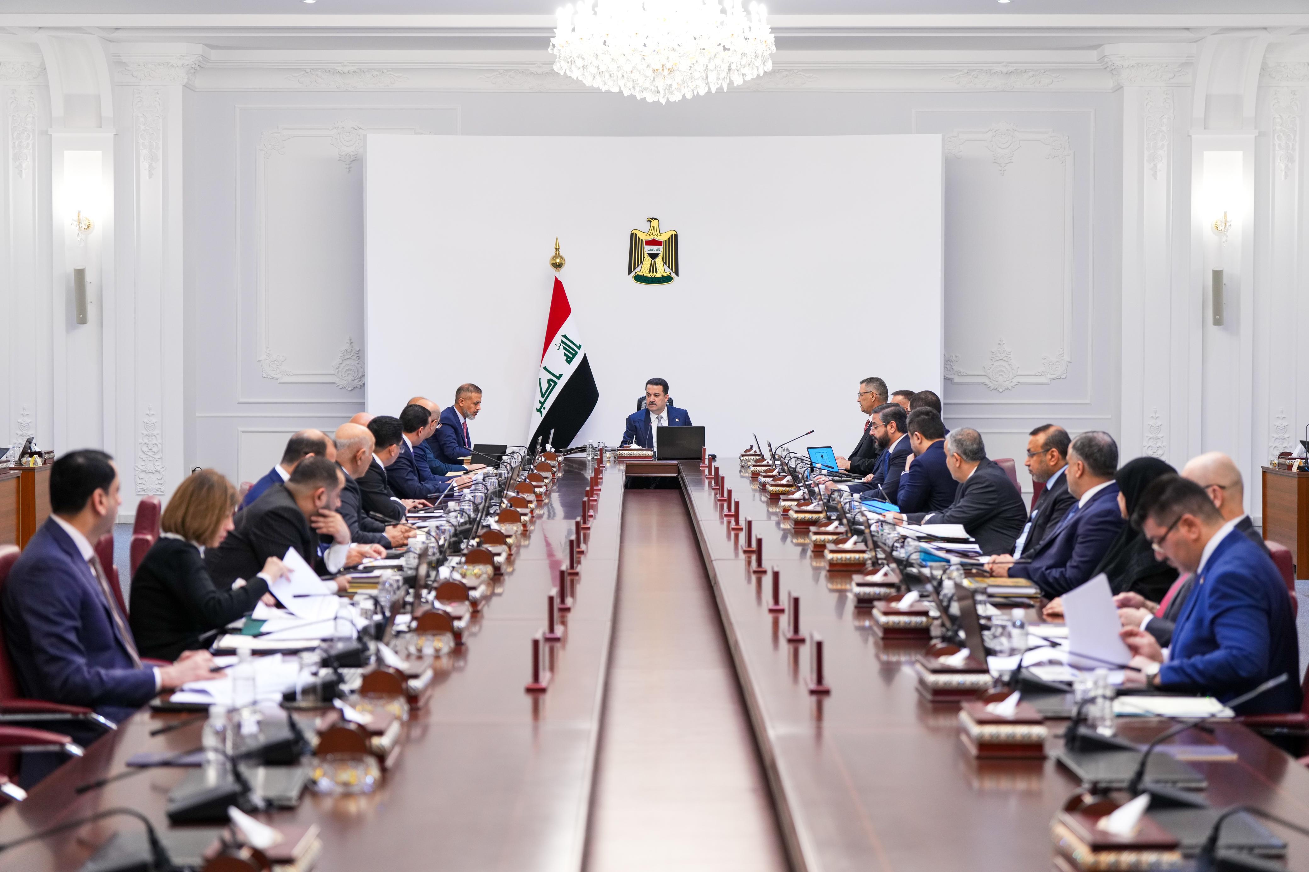 خبير اقتصادي:(99.2%)نسبة الرواتب من إيرادات الدولة بسبب الفشل الحكومي والفساد السياسي