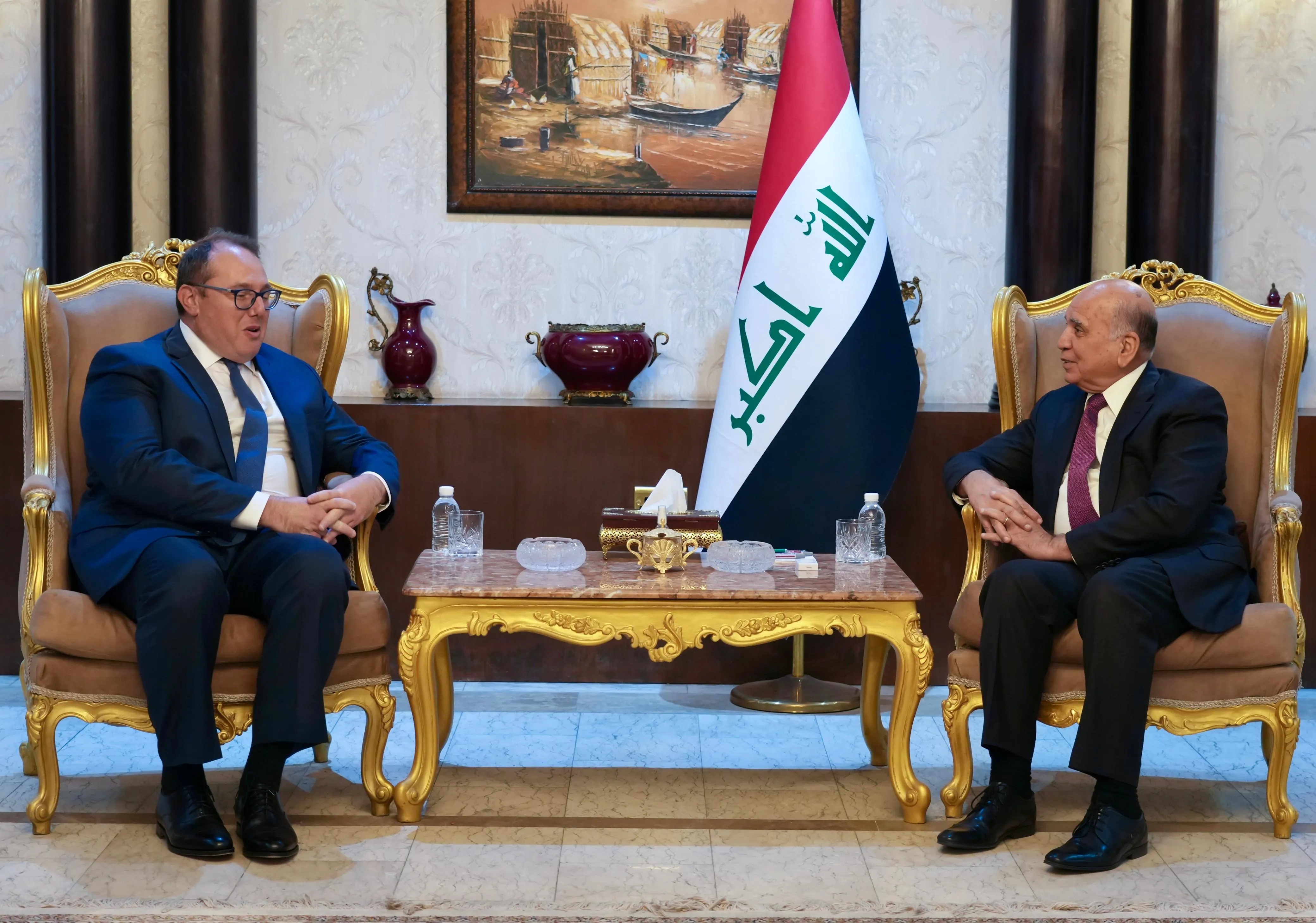 العراق يرجو امريكا فتح”باب المفاوضات مع إيران الحبيبة”!