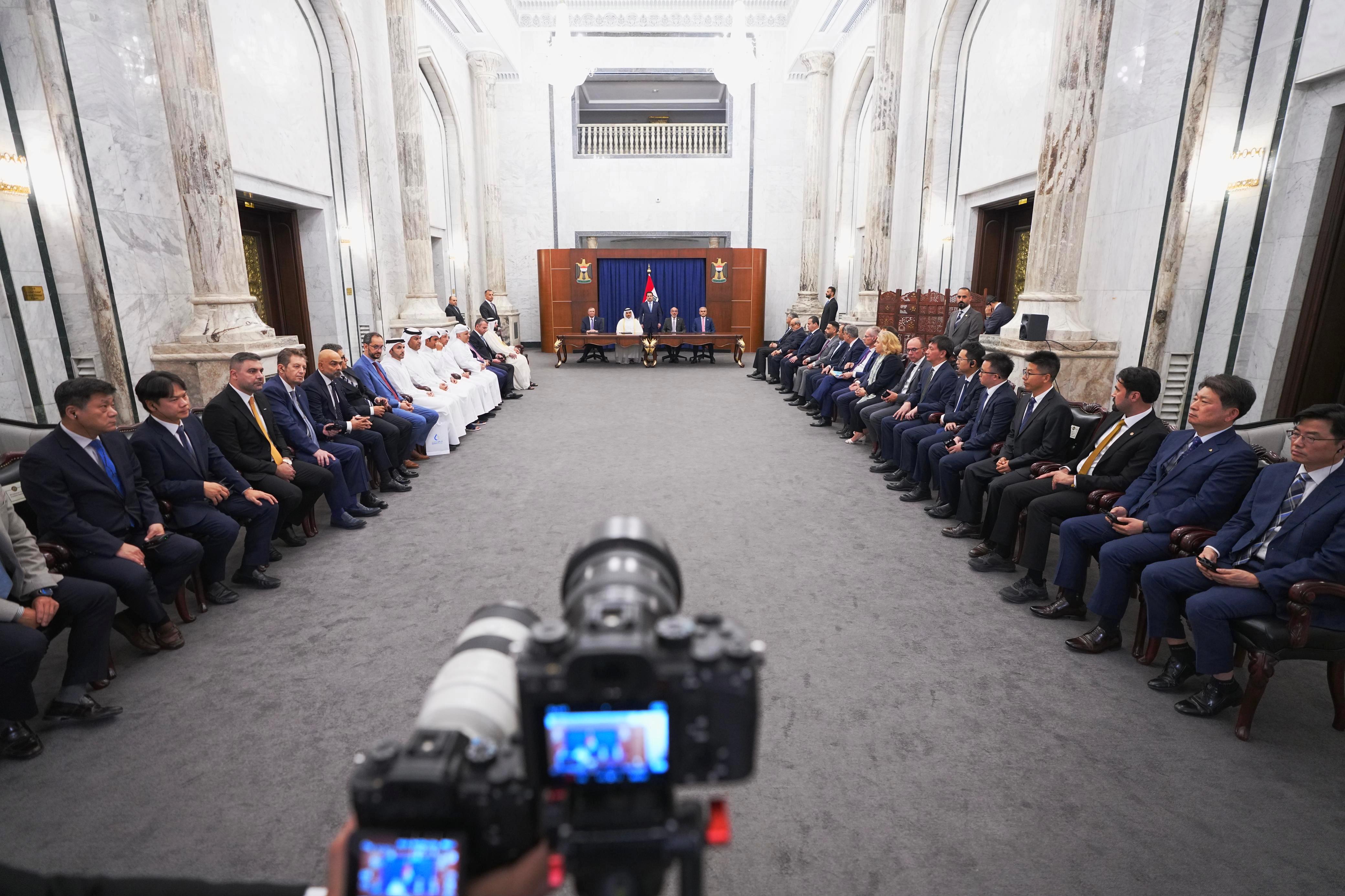 التوقيع على إتفاقية التشغيل بين وزارة النفط العراقية وشركة توتال الفرنسية وشركة قطر للغاز