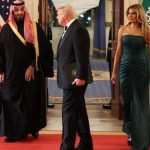 ميلانيا ترامب ترتدي فستاناً بلون العلم السعودي