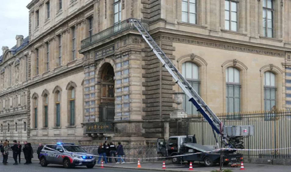 سرقة مجوهرات اللوفر خلال 4 دقائق فقط