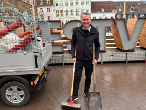 هنا عمدة يكنس… وببغداد سياسي ينهب ولا يخجل