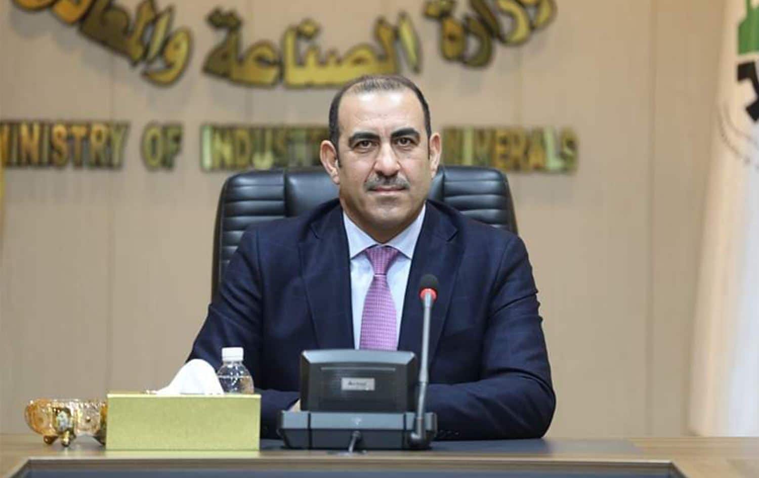 نائب سابق يطالب بتدقيق عقود وزارة الصناعة الفاسدة