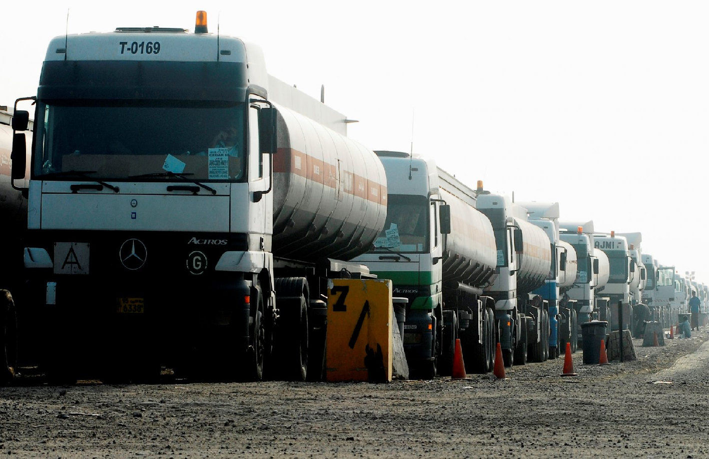 مصدر كردي: حكومة البارزاني مستمرة في تهريب نفط العراق إلى قوات “قسد” في سوريا