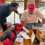 دلالة رمزية لصورة ترامب وأمامه صورة صدام النقدية