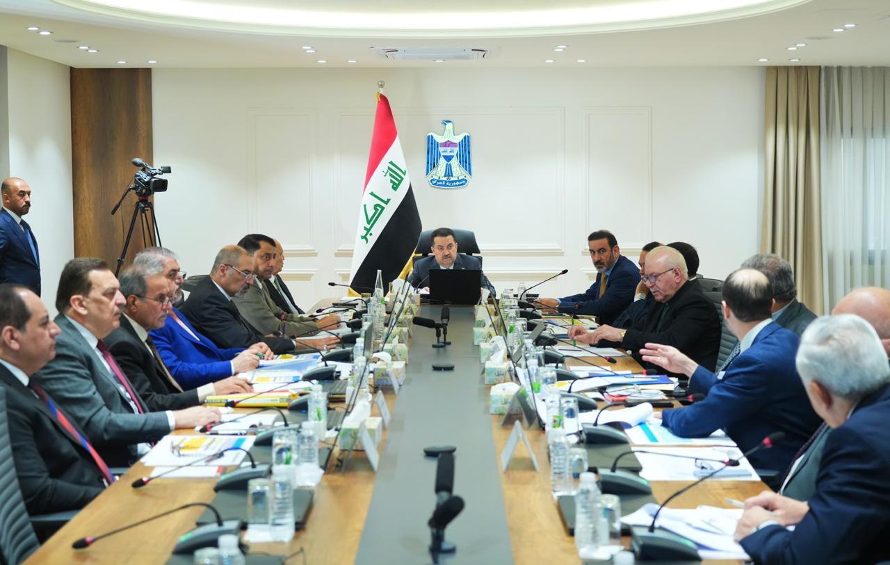 بعد أن أغرق العراق بالفساد والعجز المالي..السوداني يؤكد على تعظيم الإيرادات