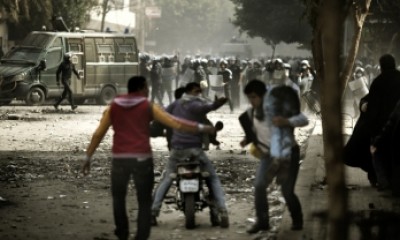 اشتباكات عنيفة ببورسعيد بعد الحكم باعدام 21 من متهمي مذبحة بورسعيد