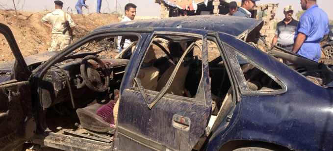 اصابة اربعة اشخاص بينهم عنصر شرطة بتفجير سيارتهم شمالي الرمادي