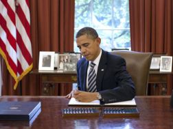 اوباما يوقع قانون رفع سقف الدين