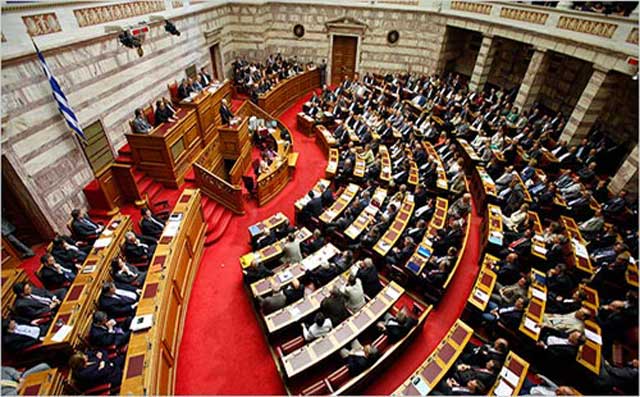 البرلمان اليوناني يناقش سحب الثقة في الائتلاف الحكومي بقيادة المحافظين