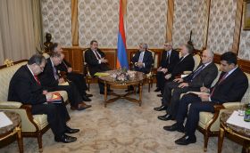 زيباري يبحث في أرمينيا تطوير العلاقات الثنائية بين البلدين