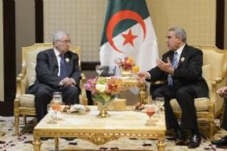 على هامش قمة الكويت ..الخزاعي وابو سهمين يبحثان تعزيز العلاقات بين البلدين