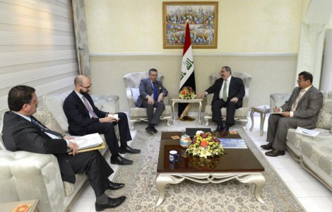 وزير المالية والسفير الايطالي يبحثان تسوية عقود التسليح البحري