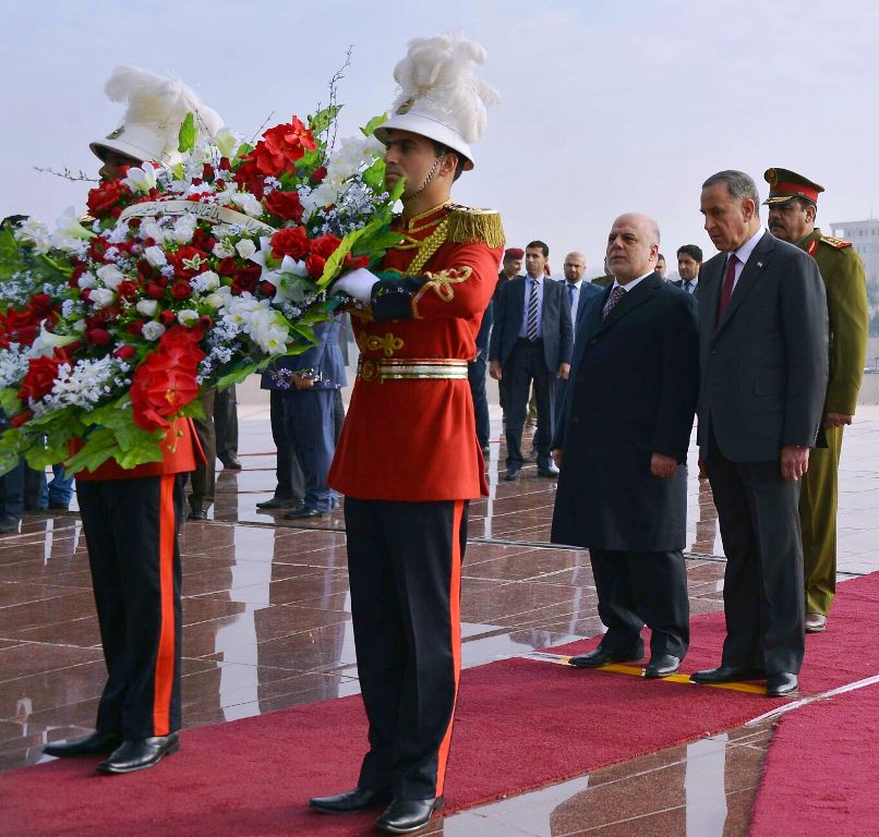 القائد العام يضع الزهور على نصب الجندي المجهول