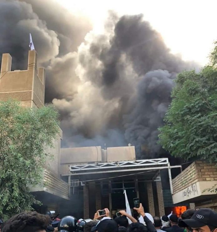 إحراق مبنى مقر حزب بارزاني وسط بغداد من قبل ميليشيات الحشد الولائية