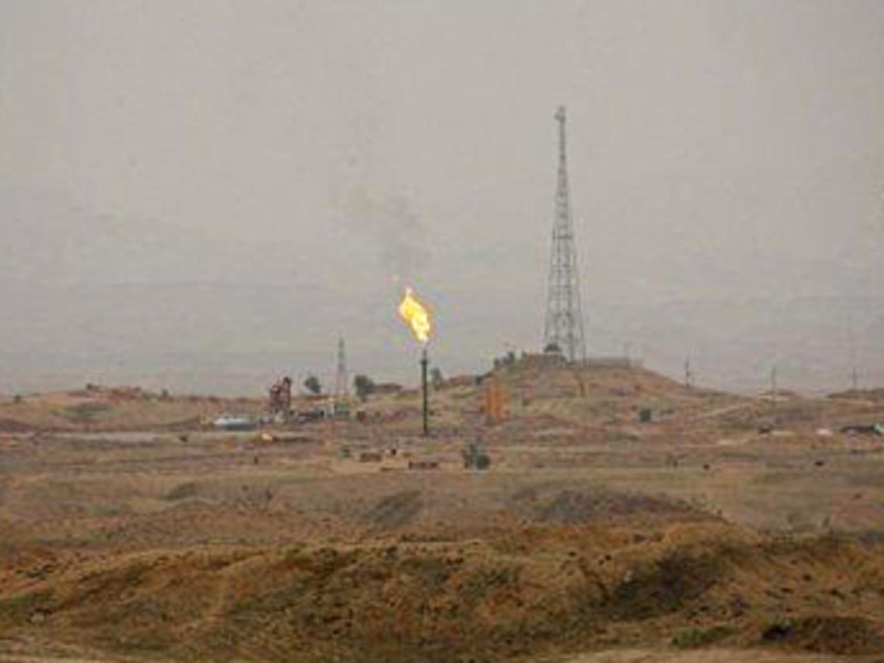 إيران تسرق النفط العراقي بدعم من شيعة السلطة تحت عنوان “الحقول المشتركة!!